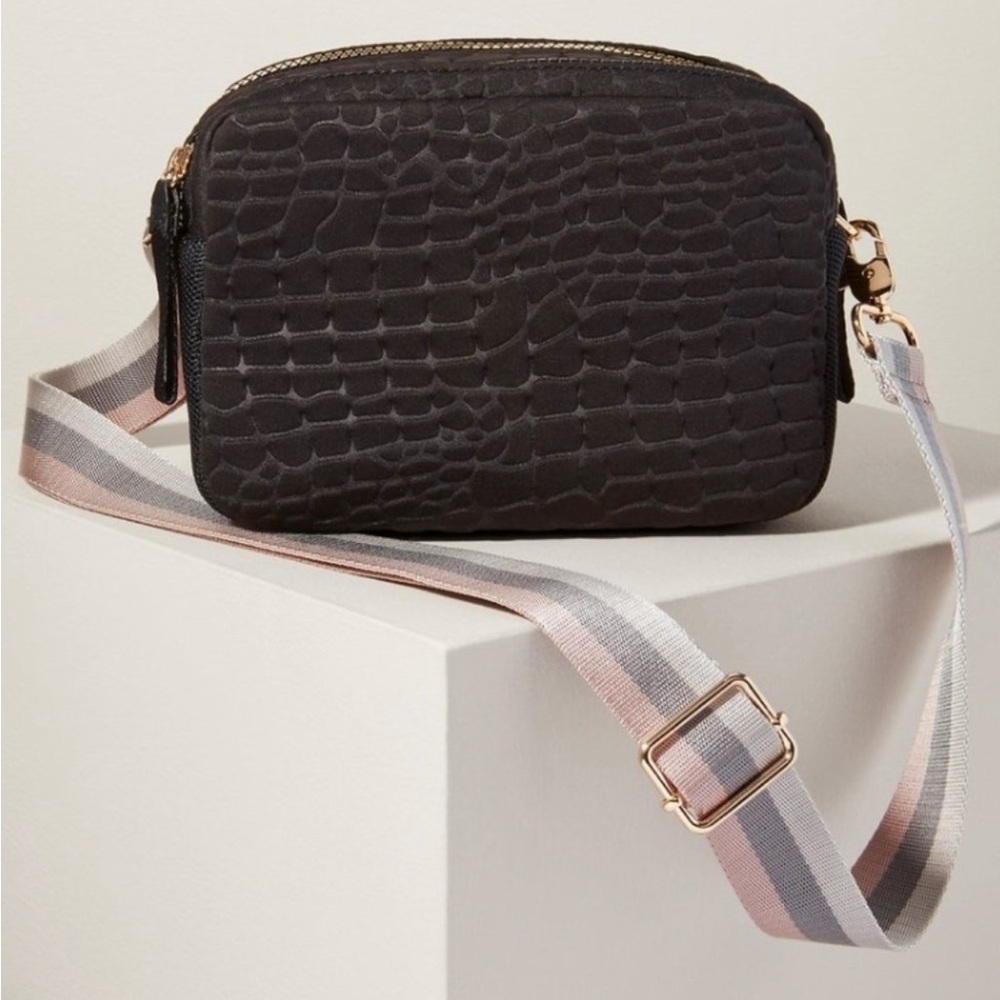 Stella & Dot crush it camera bag with neutral strap.